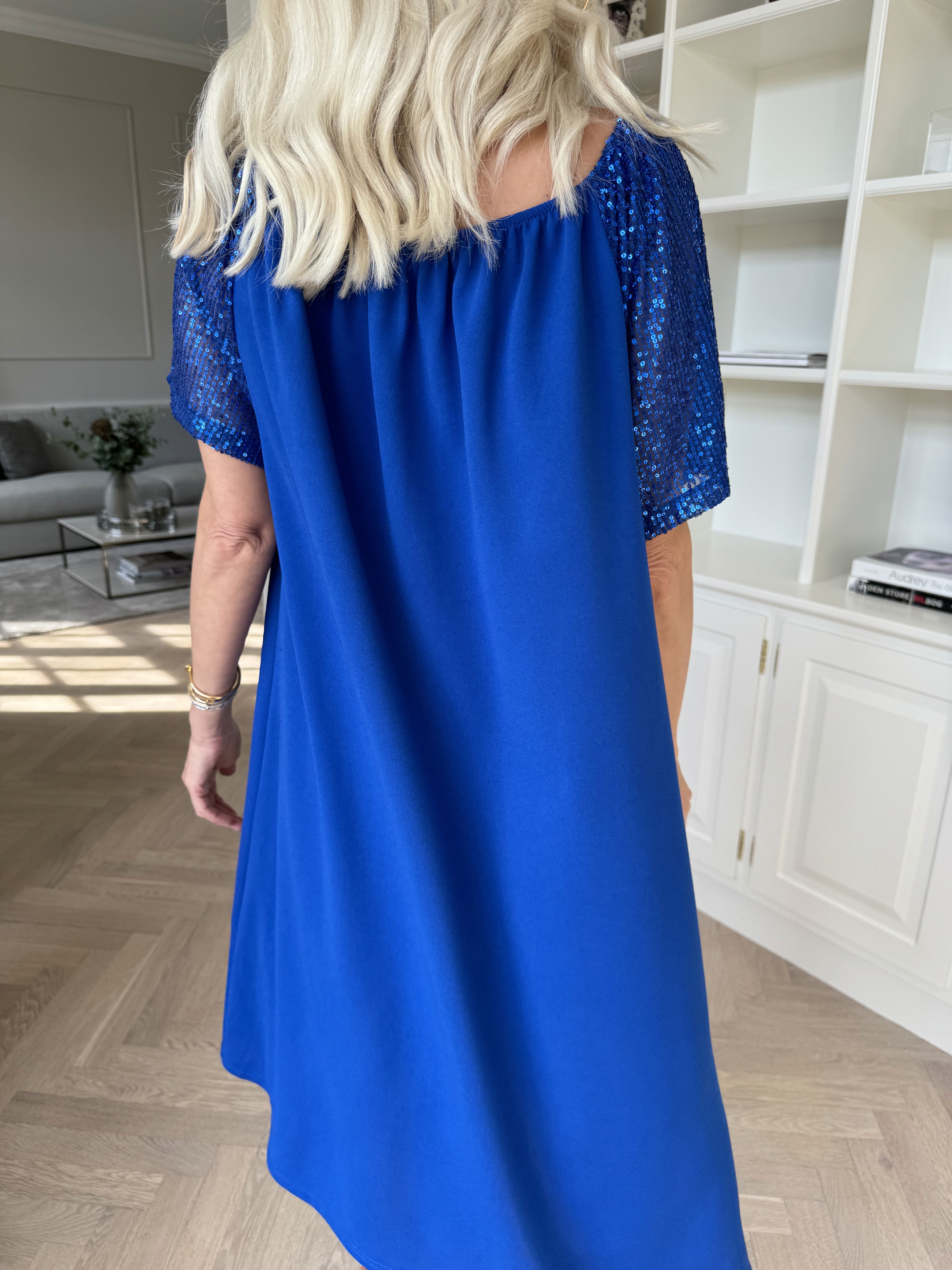 Kim - Söt elastisk klänning med paljettärmar